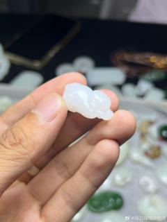 白玉灵猴献瑞吊坠