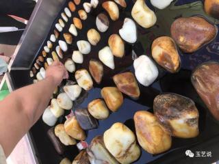 和田玉原石与成品,你会选择收藏那一个?